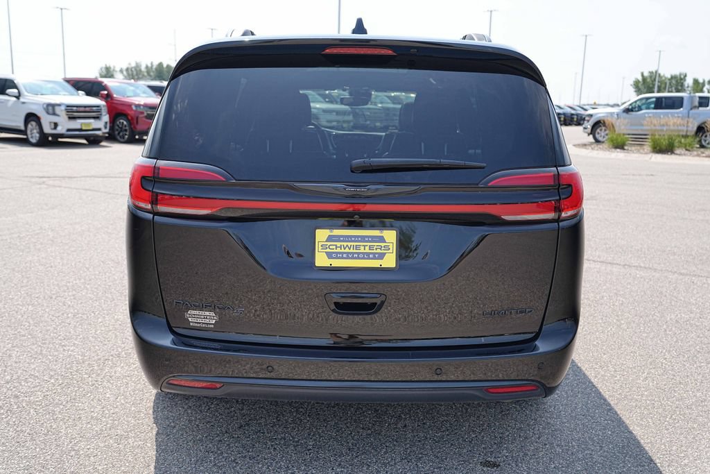 Used 2025 Chrysler Pacifica Limited FWD image 7