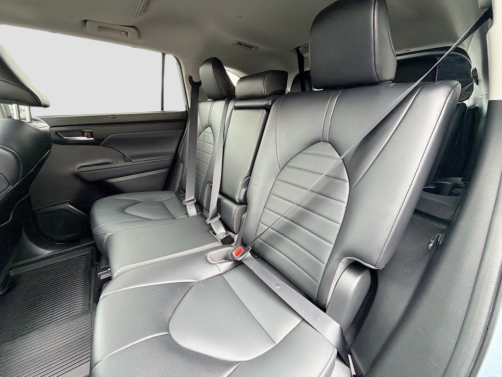 Used 2022 Toyota Highlander XLE AWD/4WD image 26