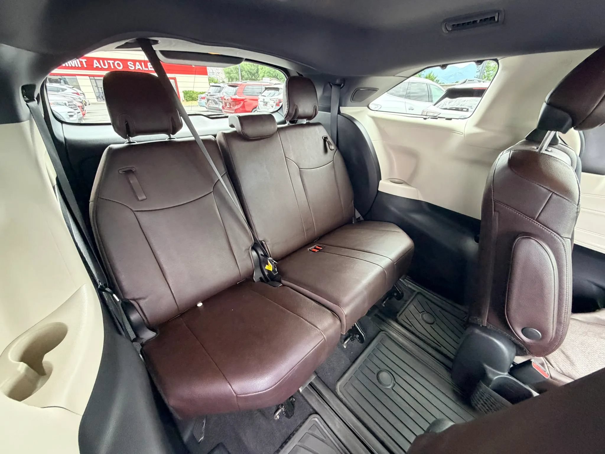 Used 2024 Toyota Sienna Platinum FWD image 24
