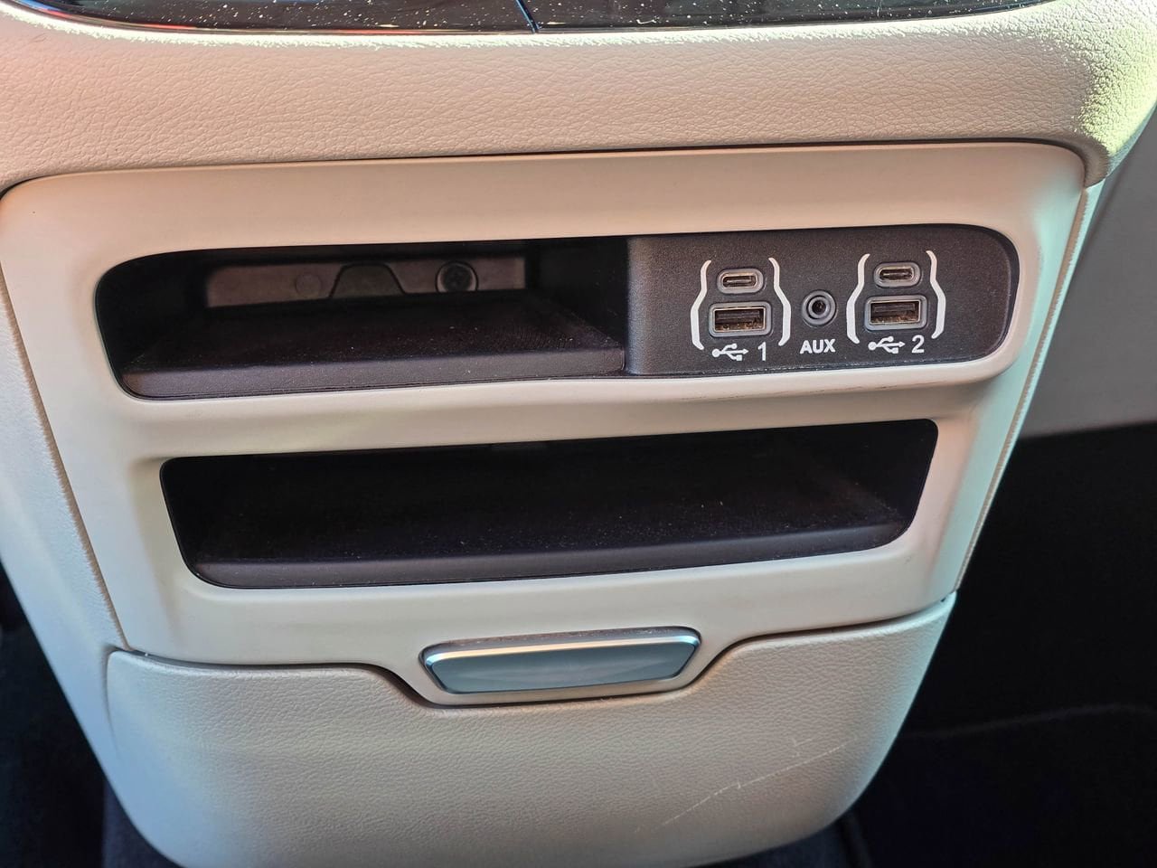 Used 2023 Chrysler Voyager LX FWD image 17