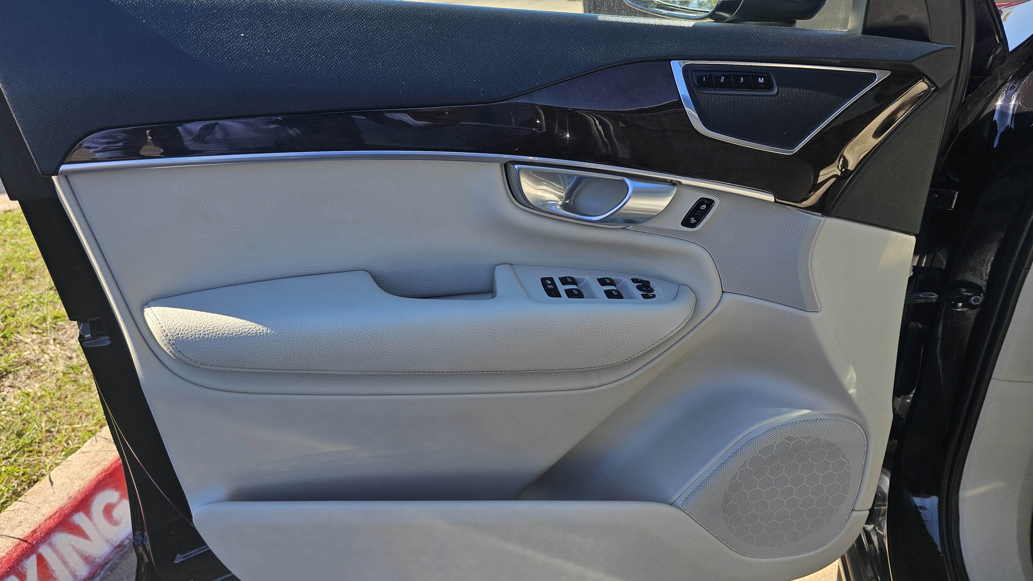 Used 2017 Volvo XC90 T6 Momentum w/ Vision Package image 27