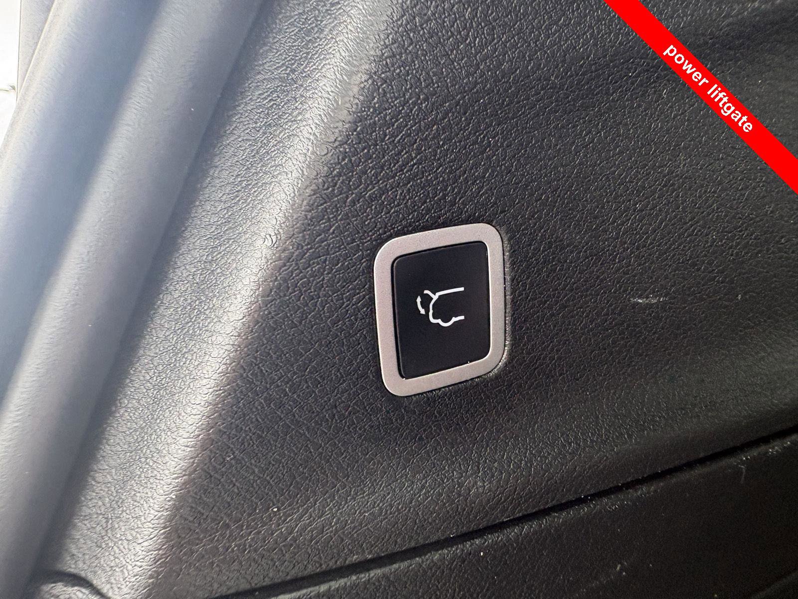 Used 2023 Chrysler Pacifica Touring image 7