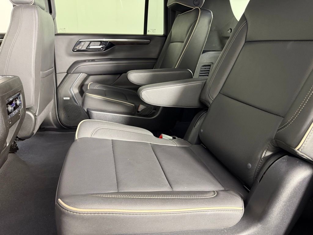Used 2025 Chevrolet Suburban Premier RWD image 27