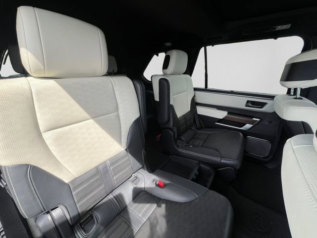 Used 2023 Toyota Sequoia Capstone AWD/4WD image 30