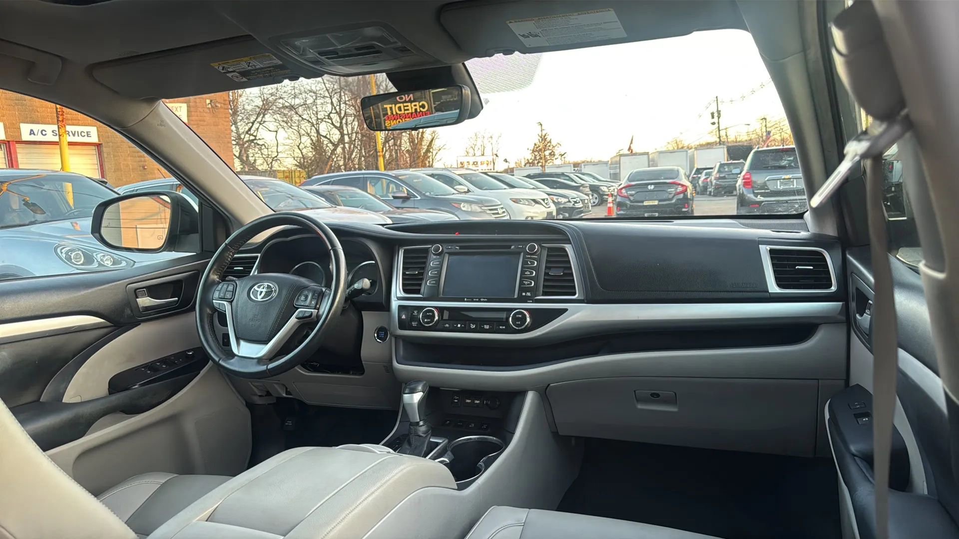 Used 2019 Toyota Highlander XLE AWD/4WD image 25