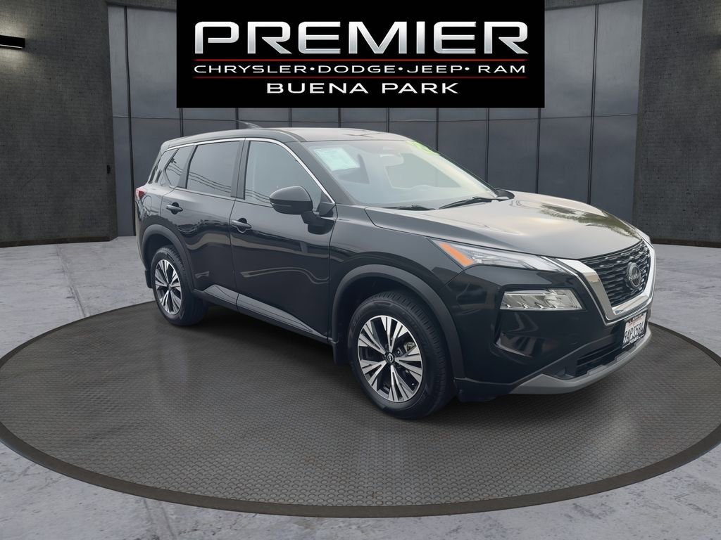 Used 2022 Nissan Rogue SV image 2