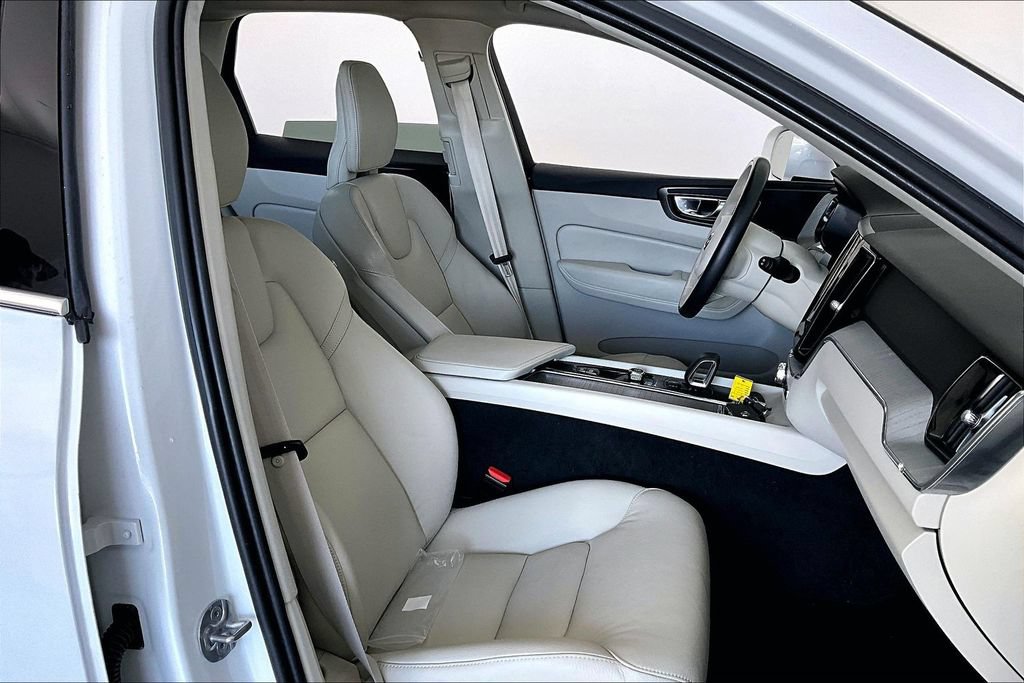 Used 2023 Volvo XC60 B5 Plus AWD/4WD image 8