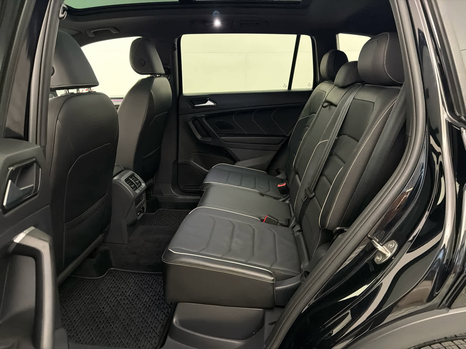 Used 2024 Volkswagen Tiguan SEL R-Line image 15