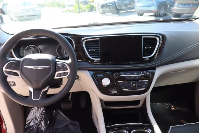 Used 2023 Chrysler Pacifica Limited w/ Trailer Tow Group AWD/4WD image 28