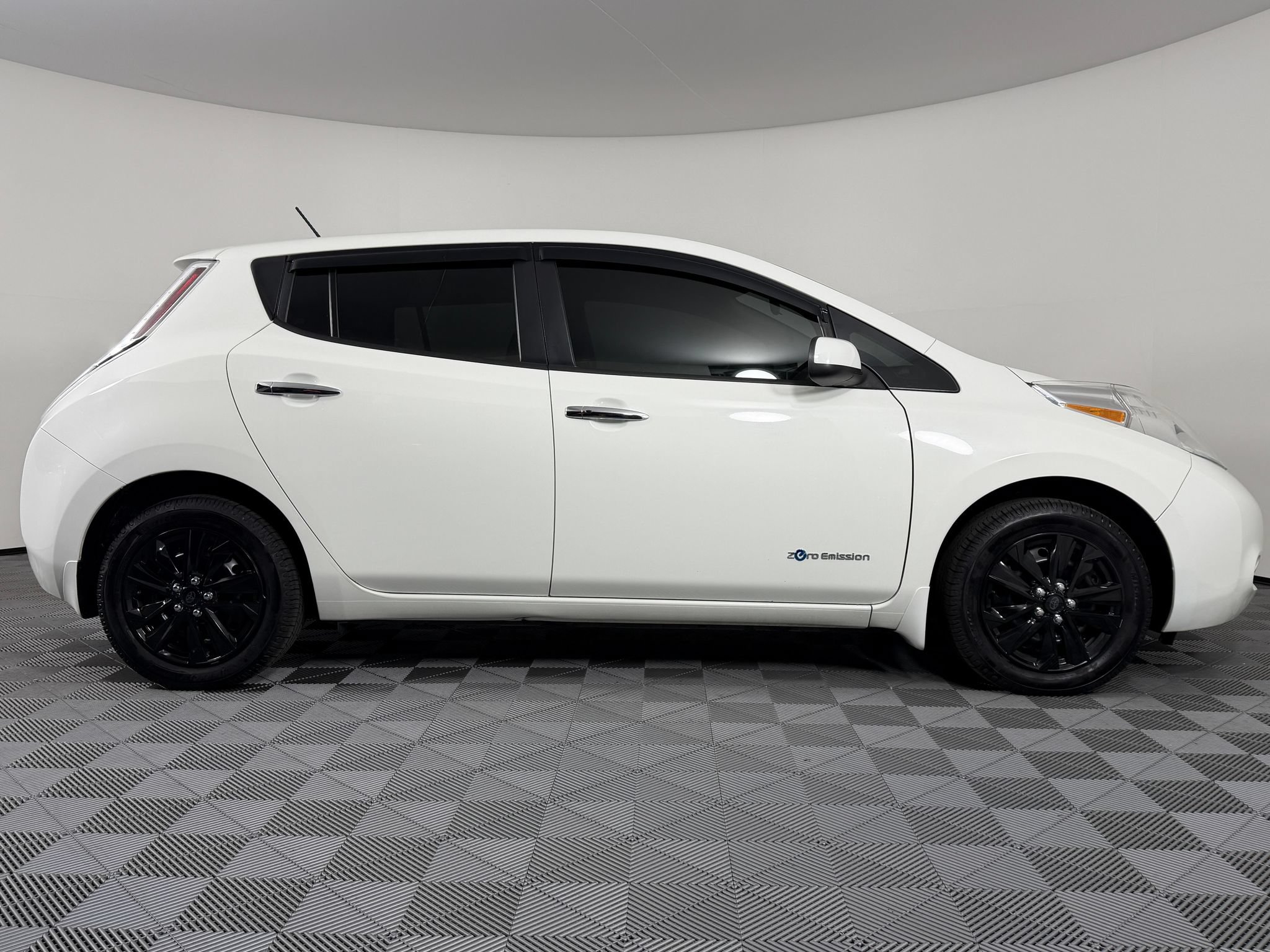 Used 2017 Nissan Leaf S FWD image 7