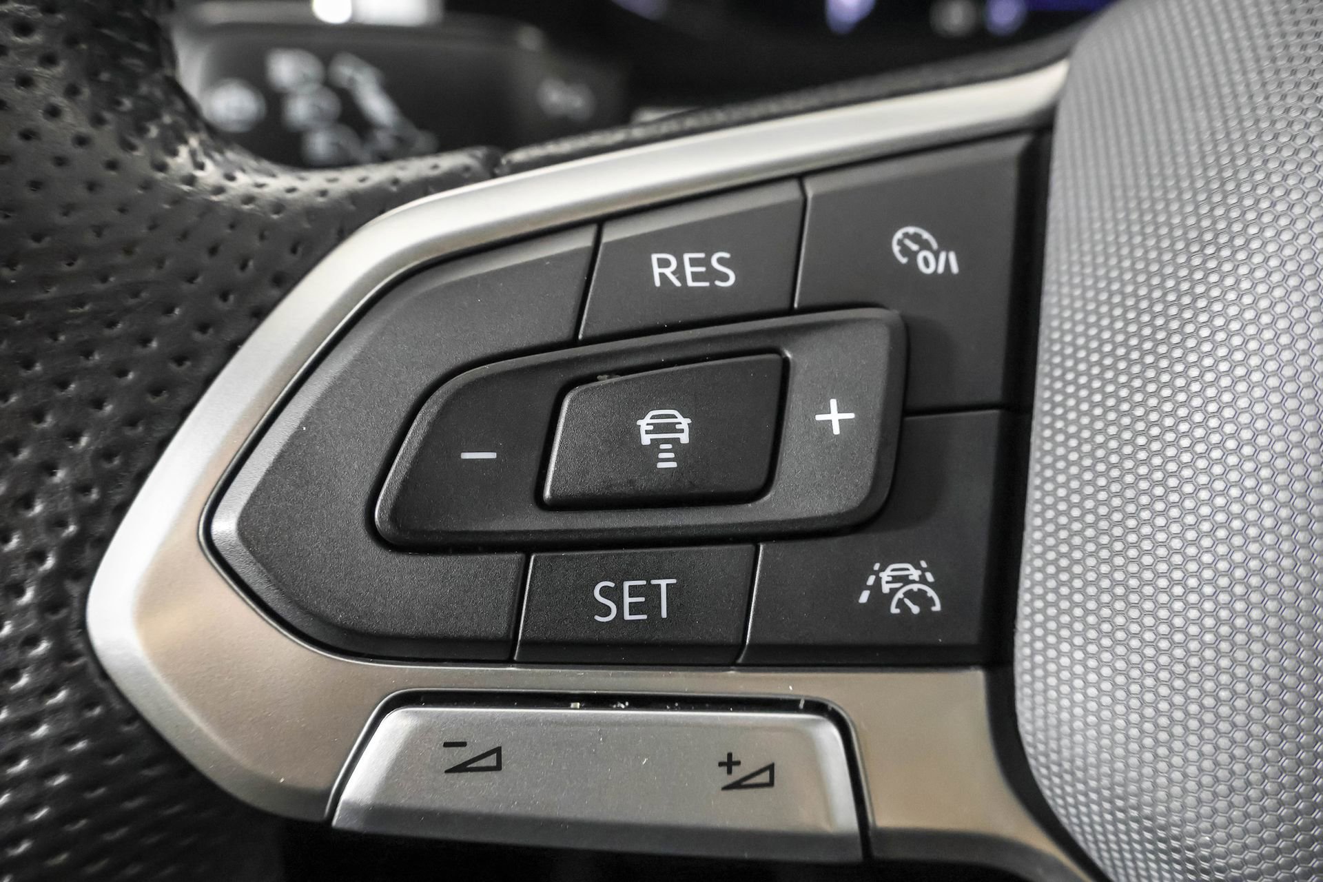 Used 2022 Volkswagen Atlas Cross Sport SEL Premium R-Line image 28