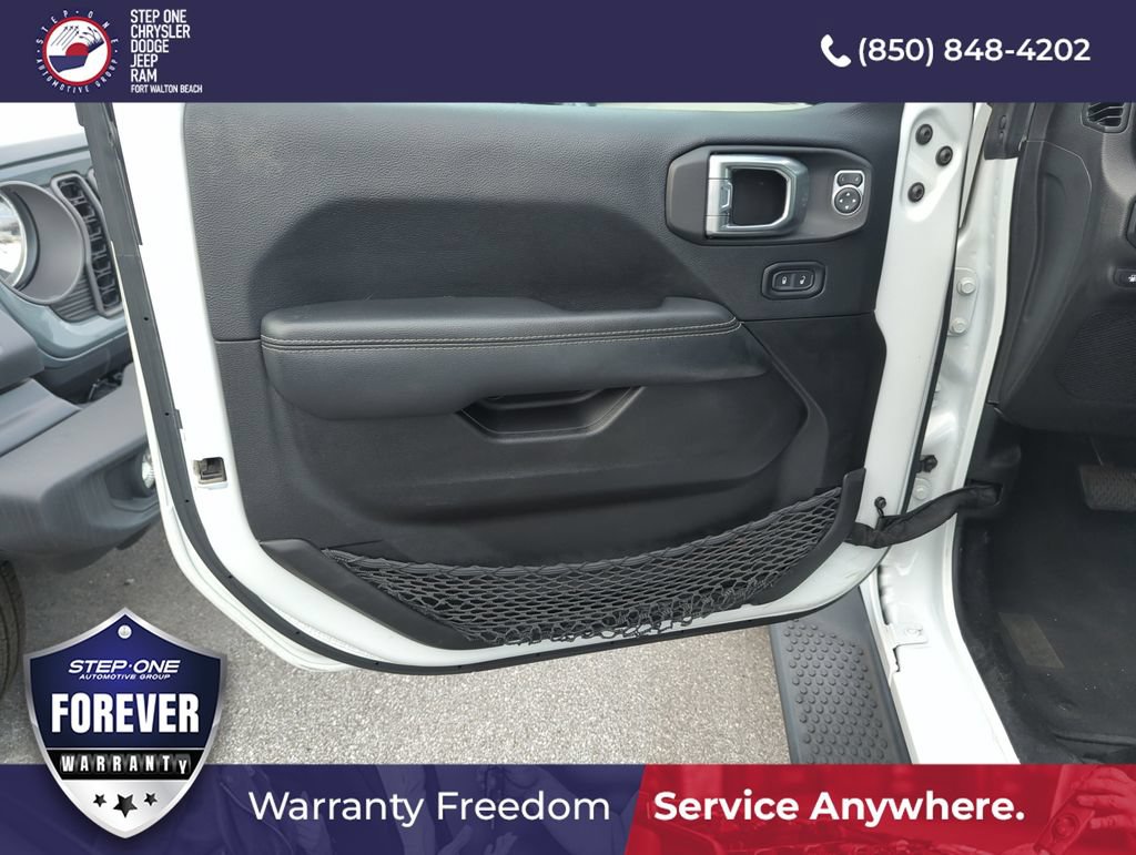 Used 2022 Jeep Wrangler Unlimited Sahara AWD/4WD image 17
