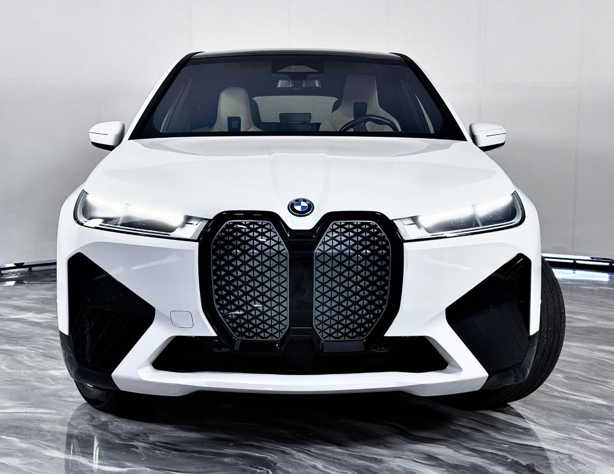 Used 2023 BMW iX xDrive50 w/ Sport Package AWD/4WD image 7