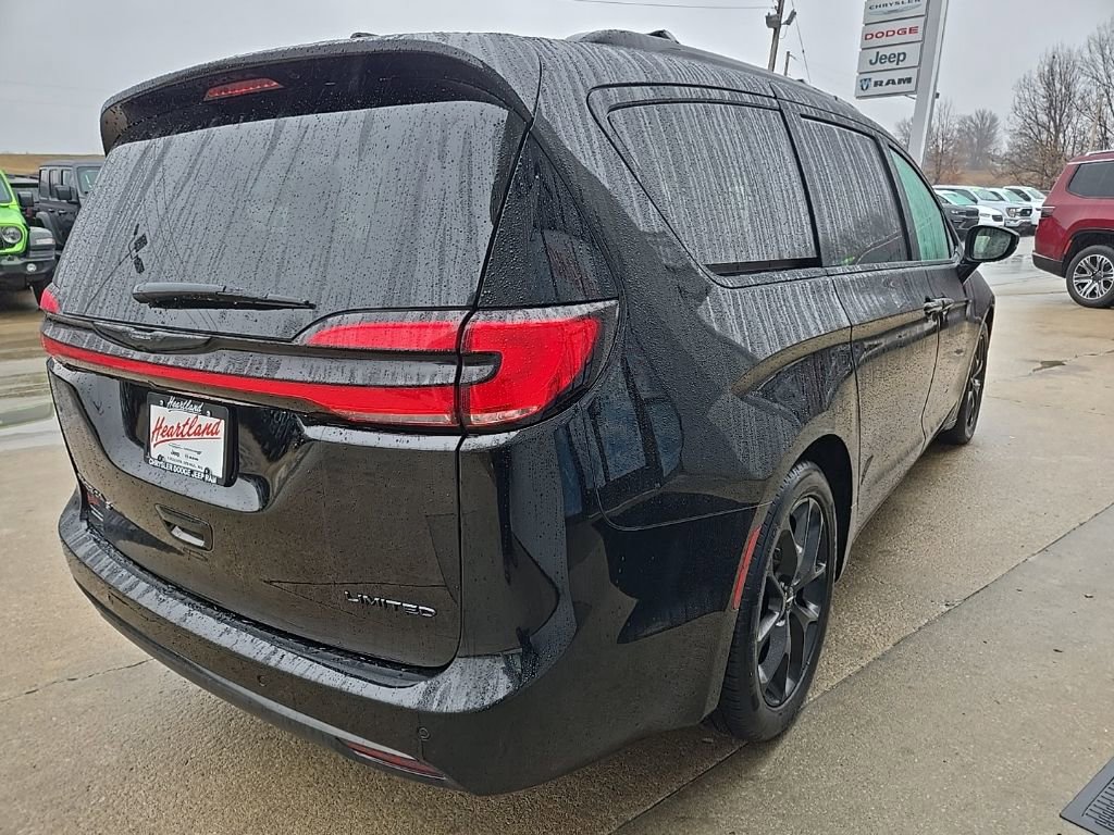 Used 2025 Chrysler Pacifica Limited image 11