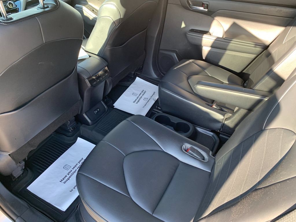 Used 2021 Toyota Highlander XLE AWD/4WD image 14