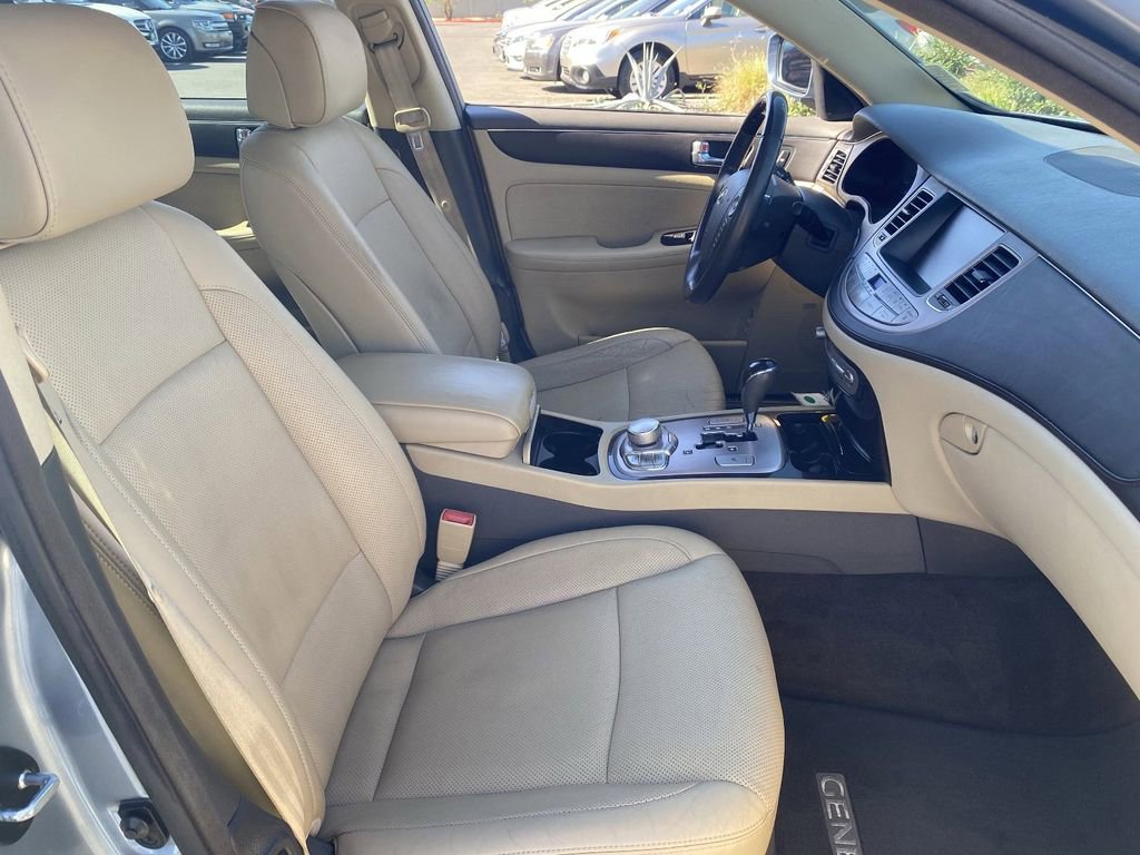 Used 2011 Hyundai Genesis 4.6 RWD image 8