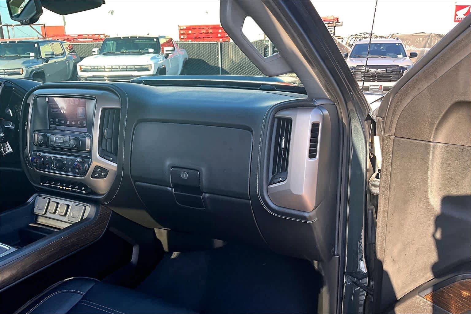 Used 2017 GMC Sierra 2500 Denali w/ Duramax Plus Package AWD/4WD image 19