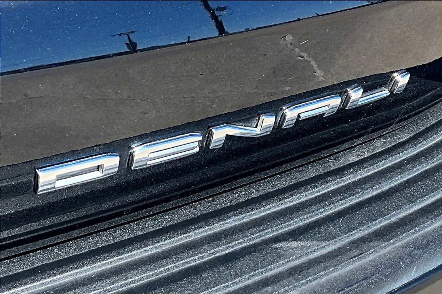 Used 2021 GMC Yukon Denali w/ Denali Premium Package image 10