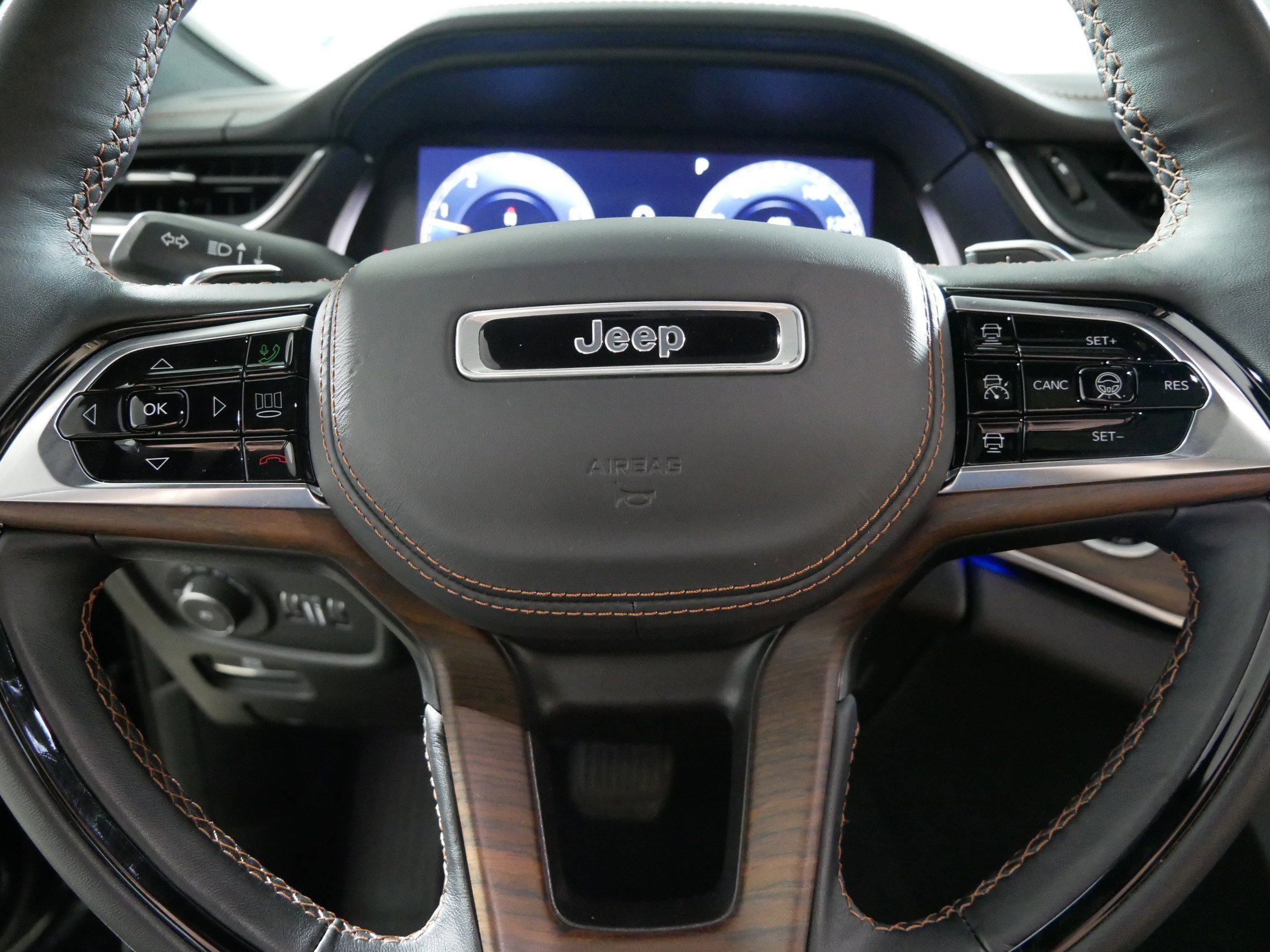 Used 2023 Jeep Grand Cherokee Summit w/ Luxury Tech Group V image 25