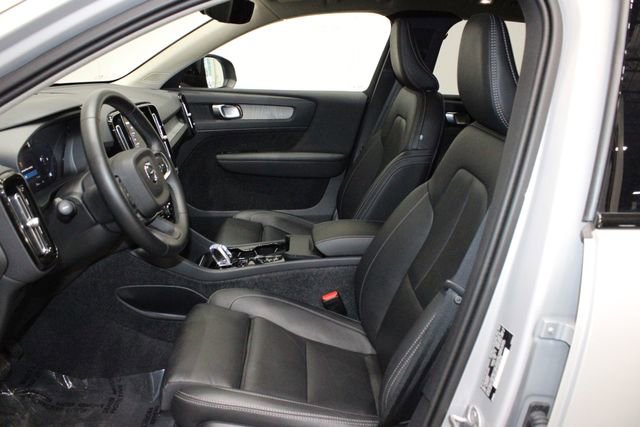 Used 2025 Volvo XC40 B5 Plus image 14