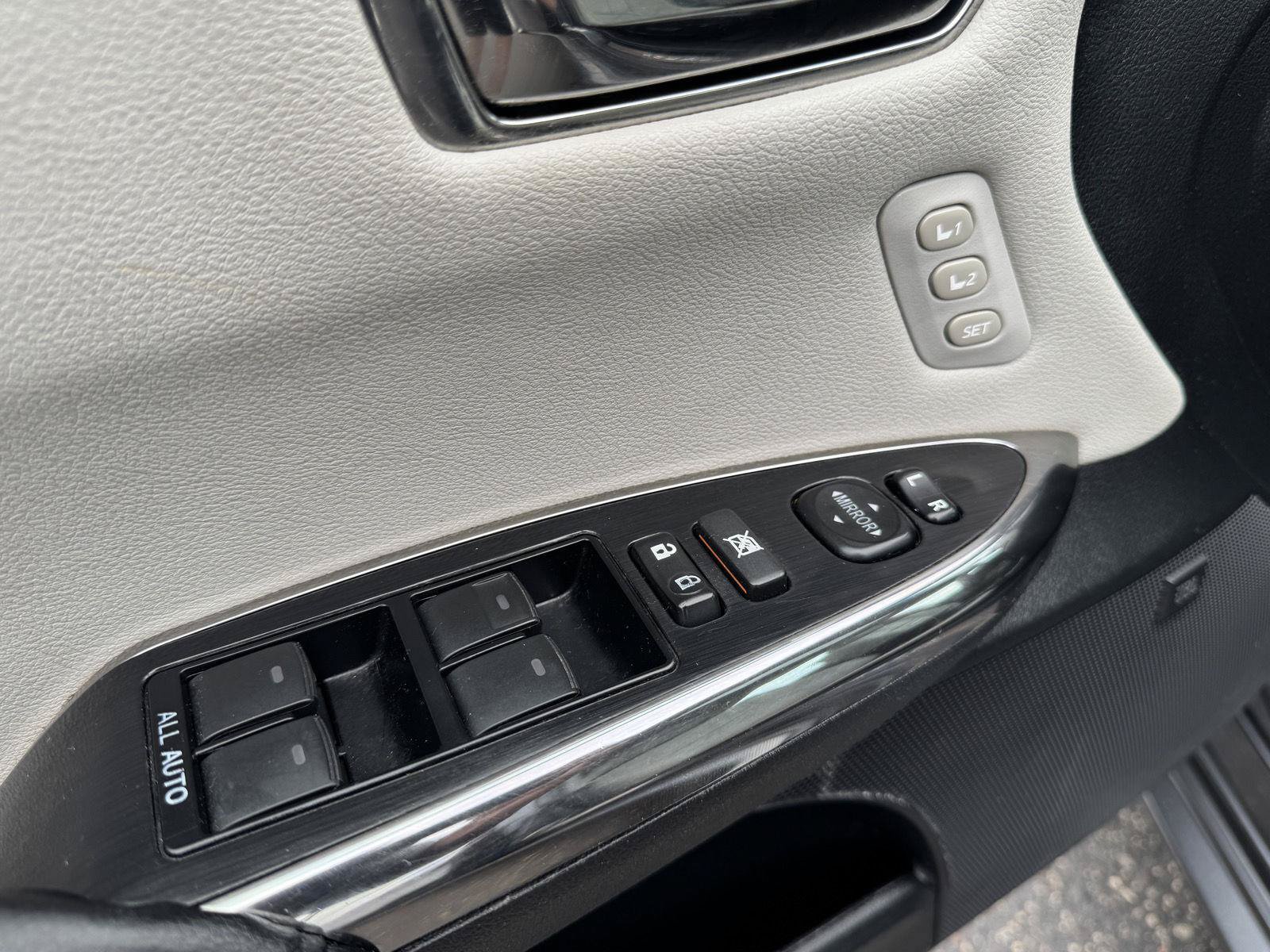 Used 2018 Toyota Avalon Limited FWD image 13