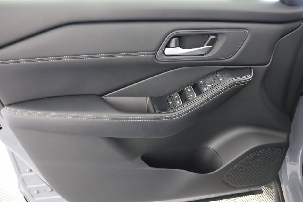 Used 2025 Nissan Rogue SL FWD image 24