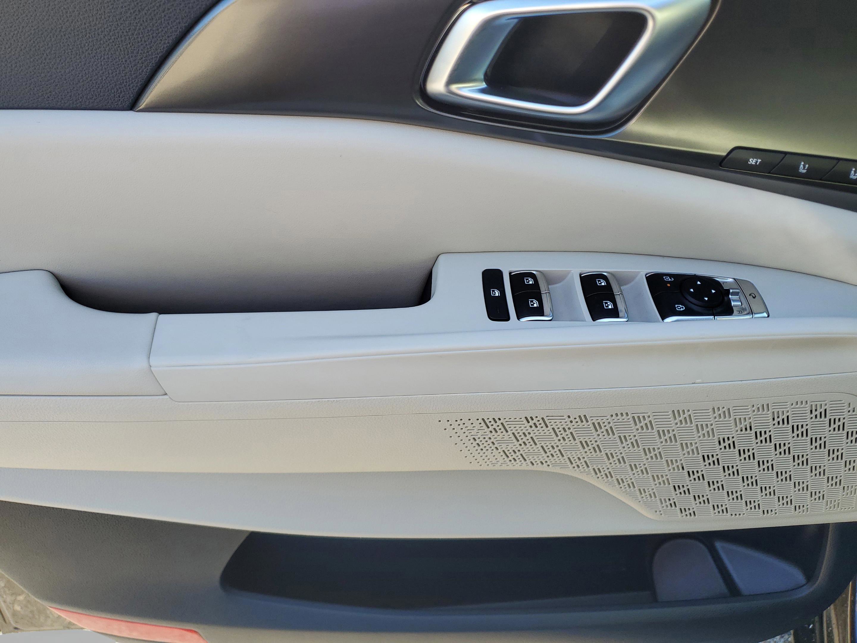 Certified 2025 Kia Carnival SX w/ SX Dark Edition Package image 15