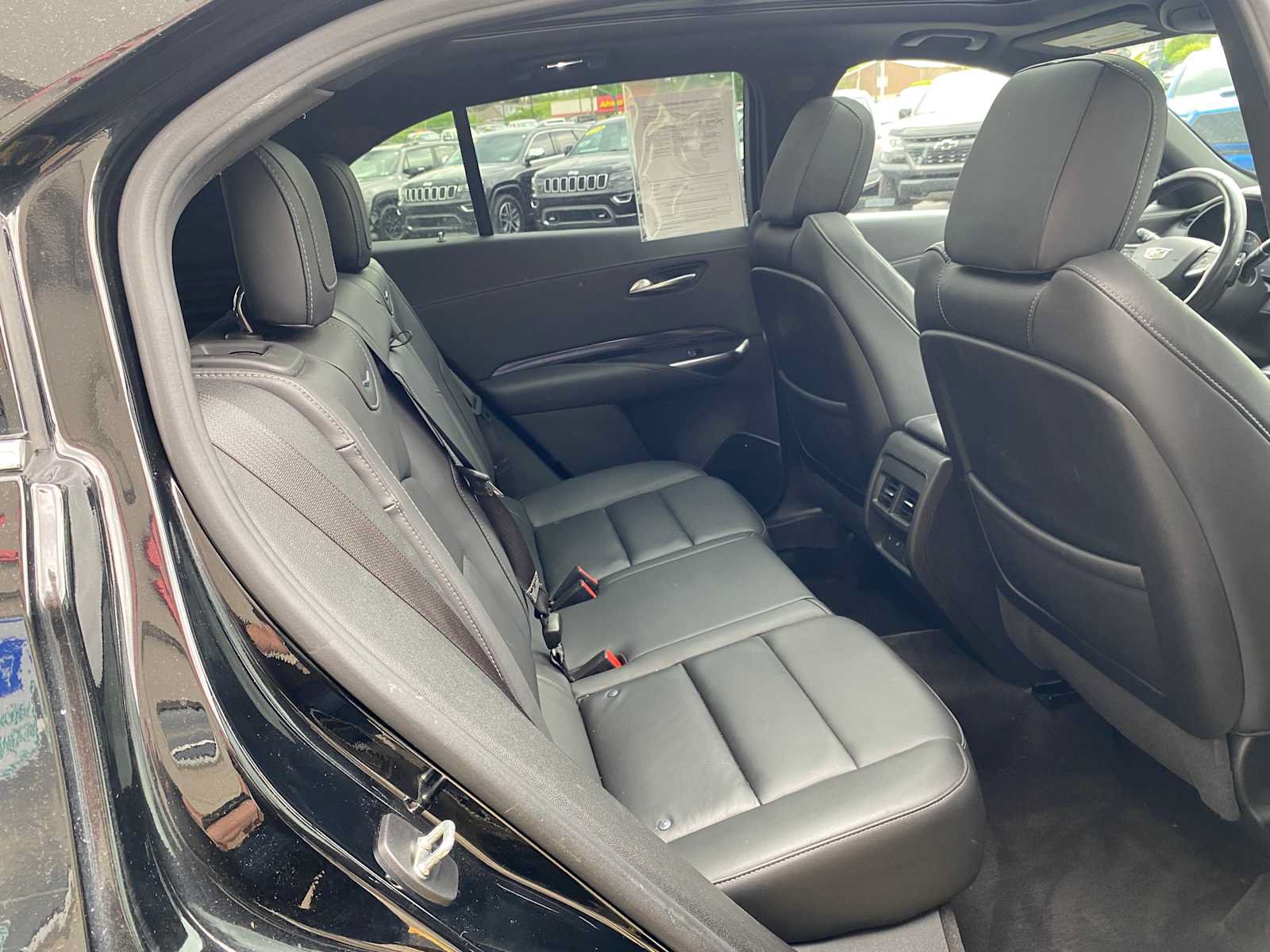 Used 2023 Cadillac XT4 Luxury w/ Cold Weather Package FWD image 32