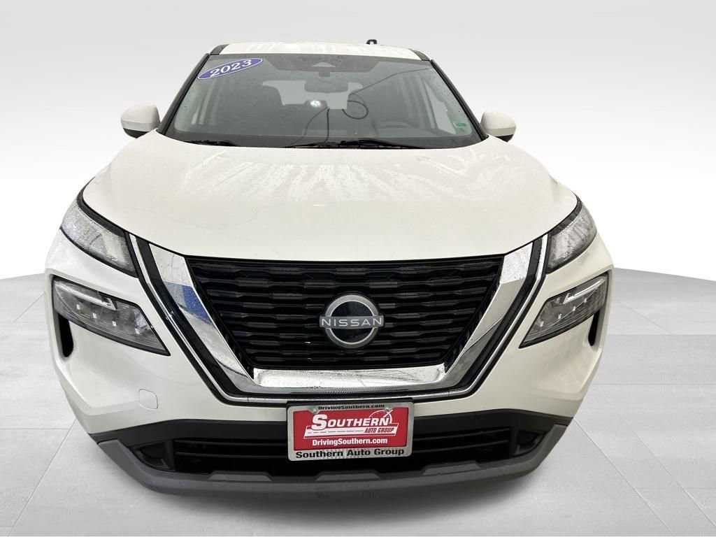 Used 2023 Nissan Rogue SV image 2