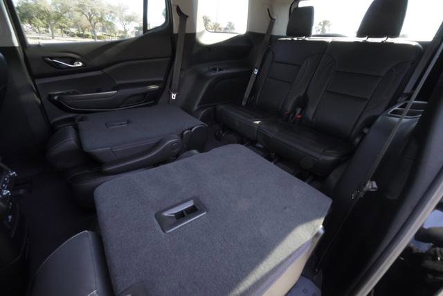 Used 2023 GMC Acadia SLT image 29