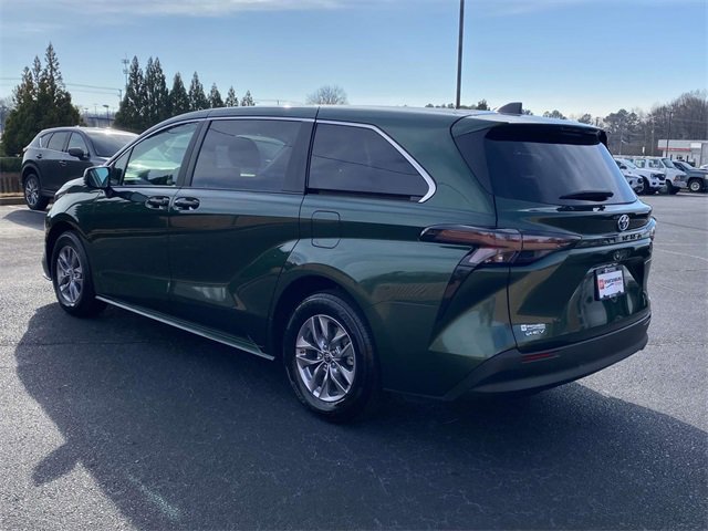 Used 2025 Toyota Sienna LE image 4