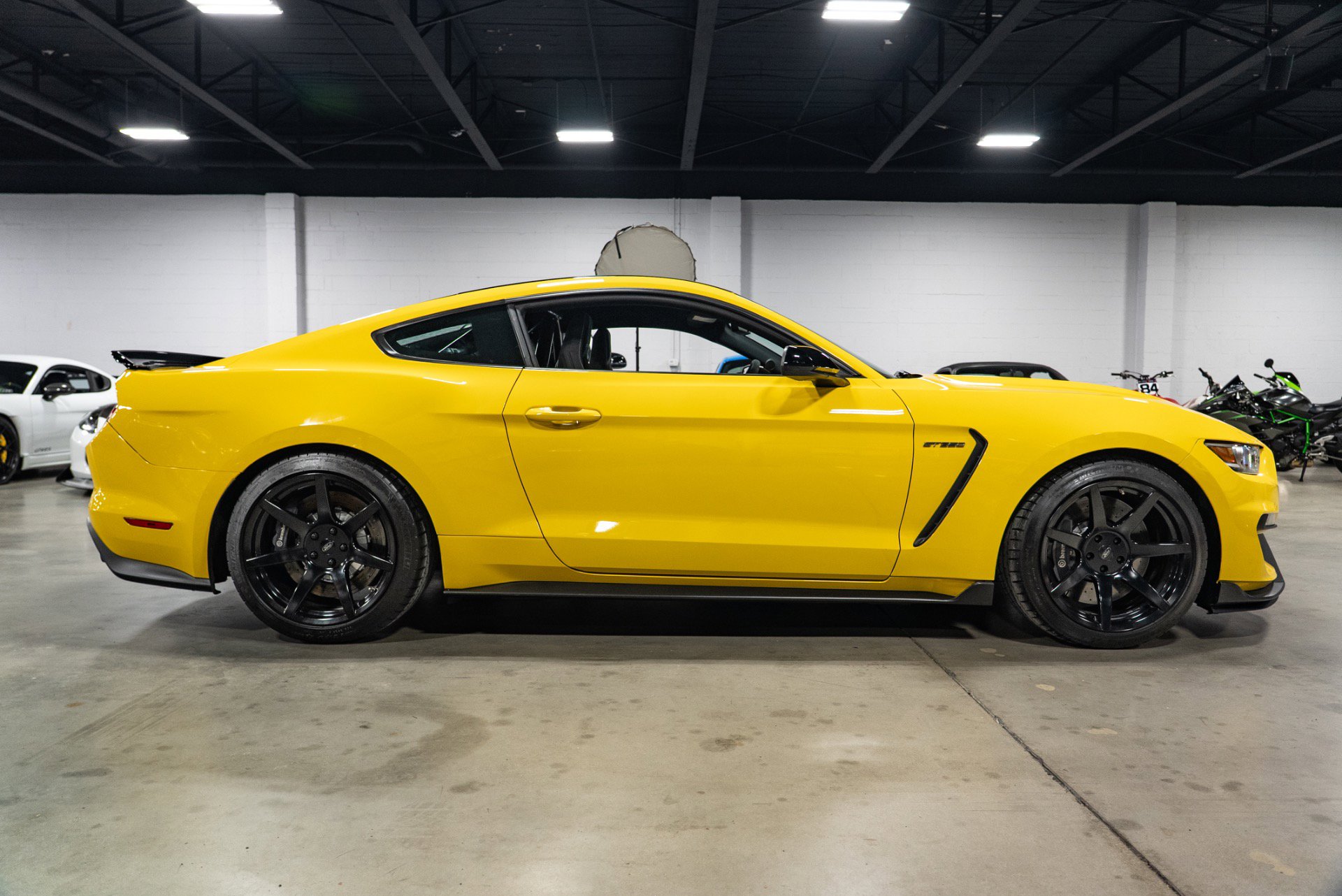 Used 2016 Ford Mustang Shelby GT350 w/ Track Package image 9