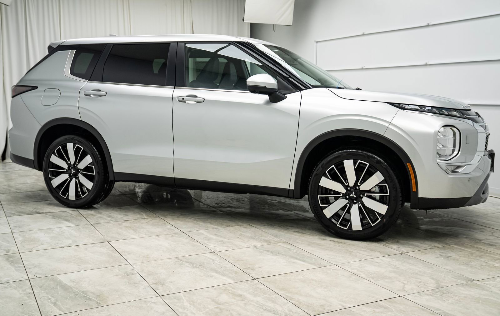 New 2026 Mitsubishi Outlander SE image 2