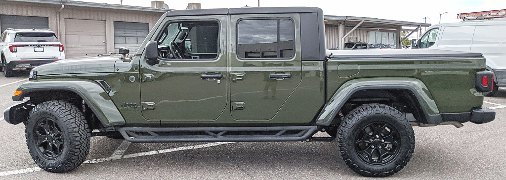 Used 2023 Jeep Gladiator Sport AWD/4WD image 5