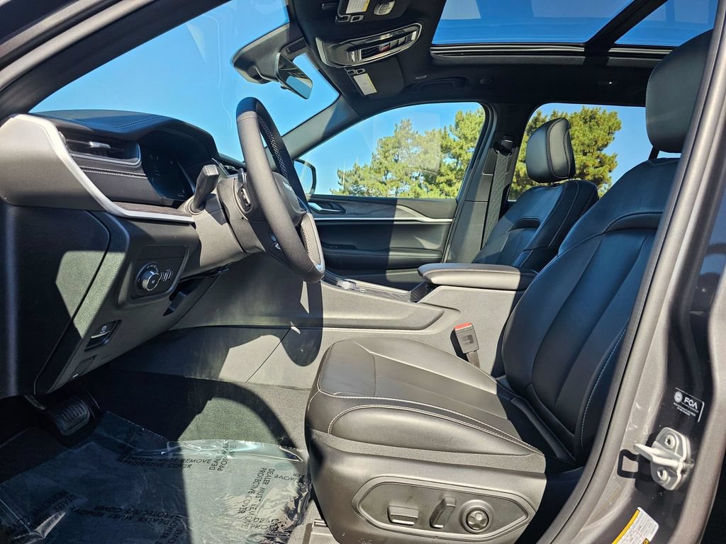 New 2025 Jeep Grand Cherokee Limited w/ Black Appearance Package AWD/4WD image 11