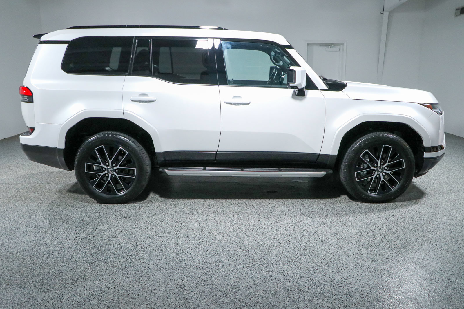 Used 2025 Lexus GX 550 w/ Accessory Package (2T) AWD/4WD image 6