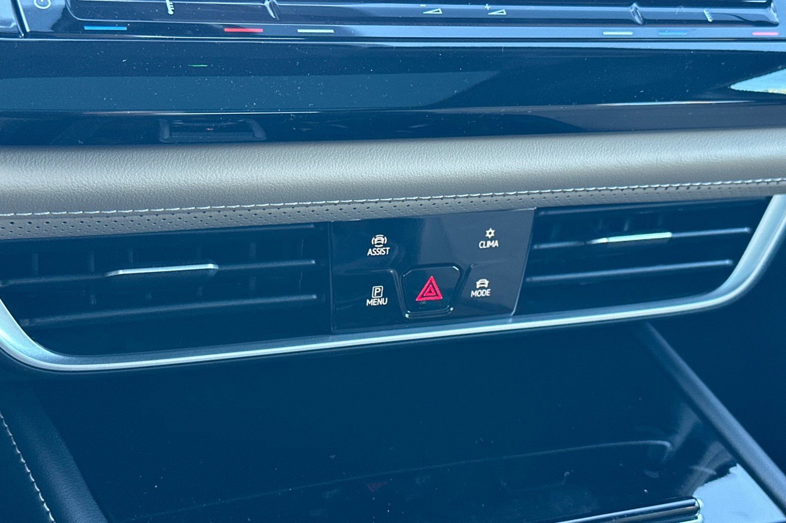 New 2026 Volkswagen Atlas Cross Sport SE image 19