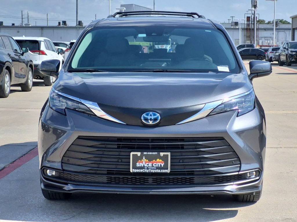 Certified 2025 Toyota Sienna XLE FWD image 9