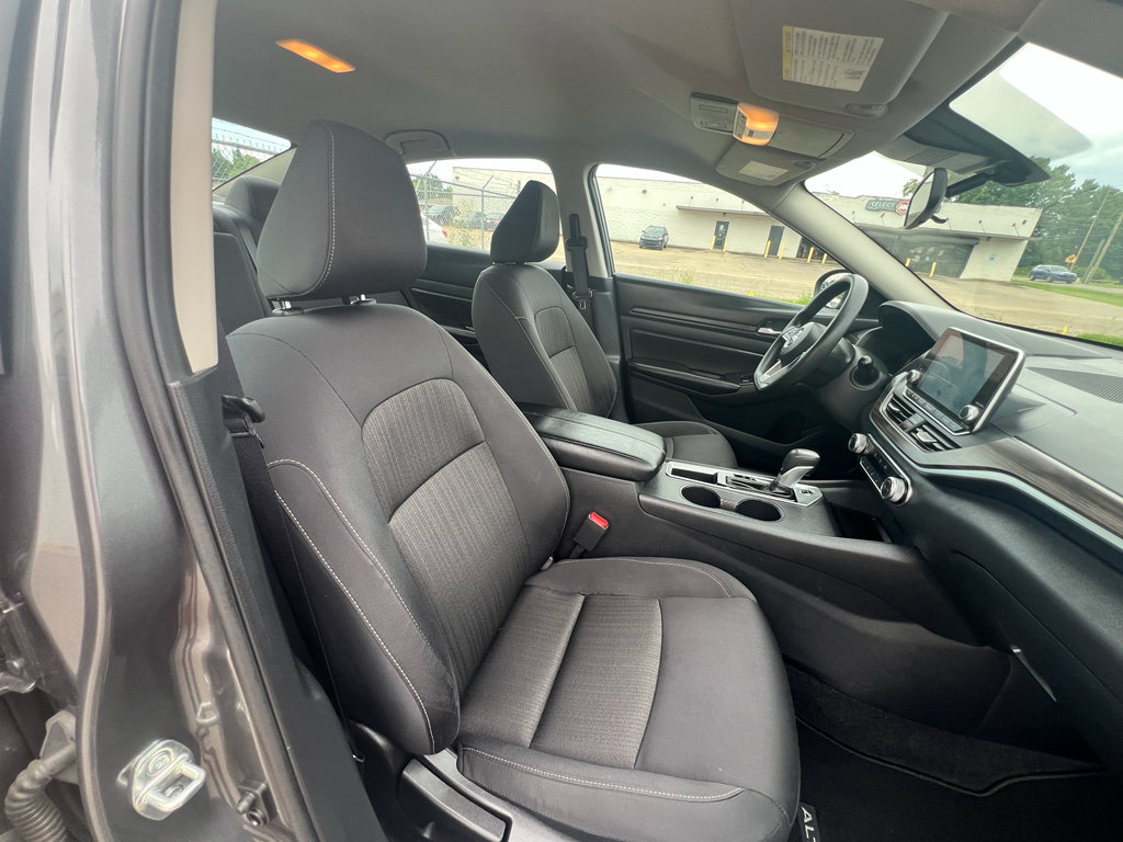 Used 2025 Nissan Altima 2.5 SV FWD image 15