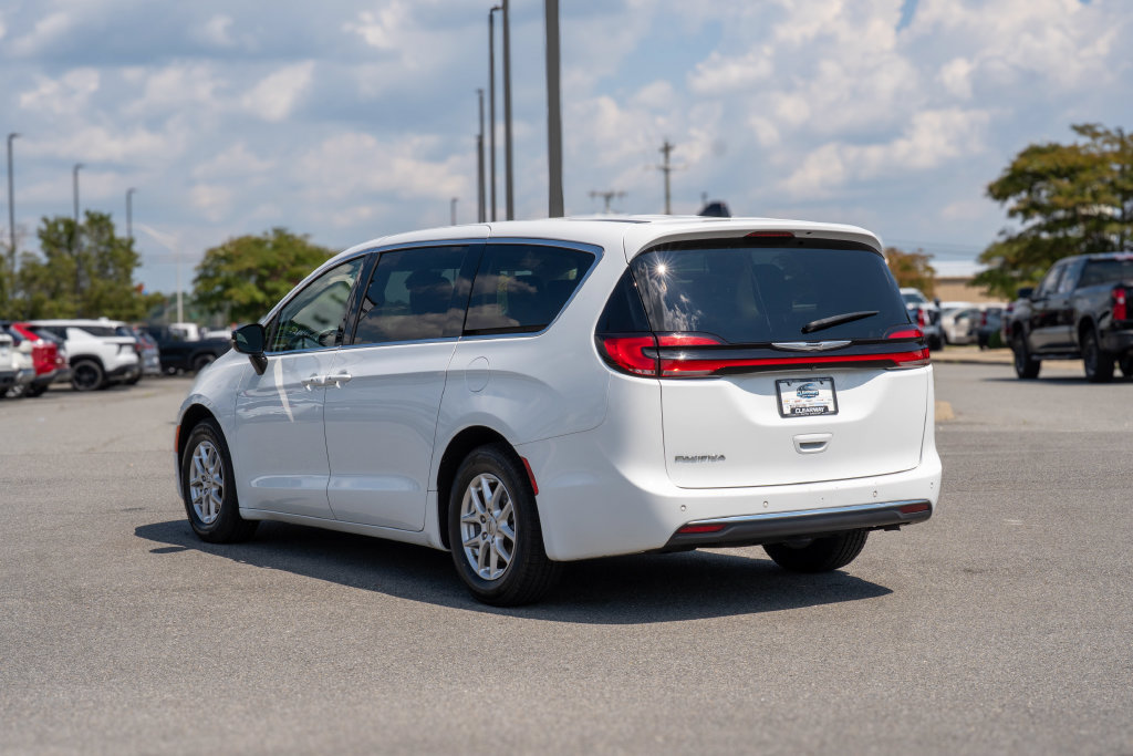 Used 2024 Chrysler Pacifica Touring-L FWD image 5