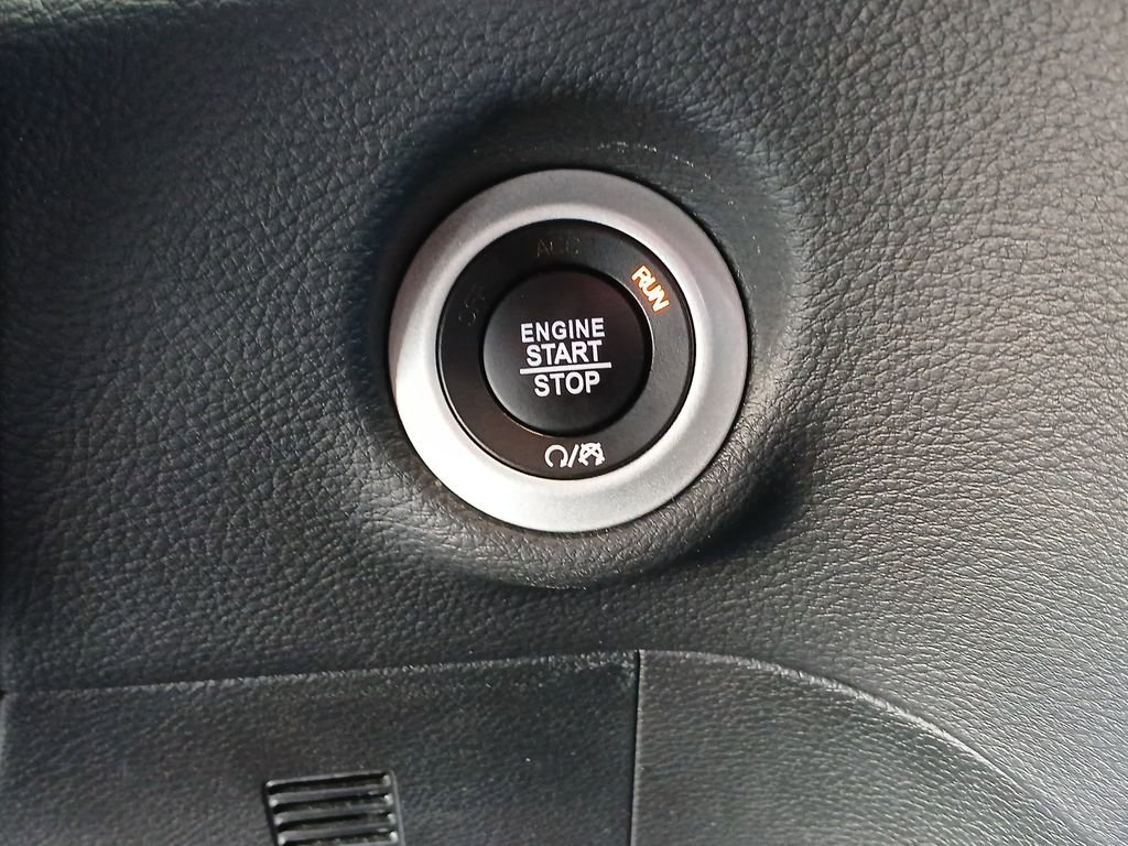 Used 2025 Chrysler Pacifica Limited image 17