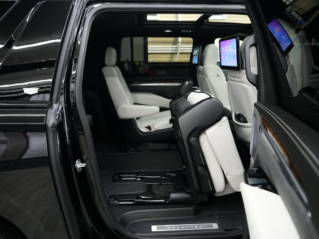 Used 2025 Cadillac Escalade ESV Sport Platinum AWD/4WD image 37