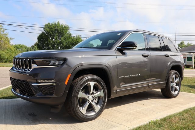 New 2025 Jeep Grand Cherokee Limited w/ Luxury Tech Group II image 7