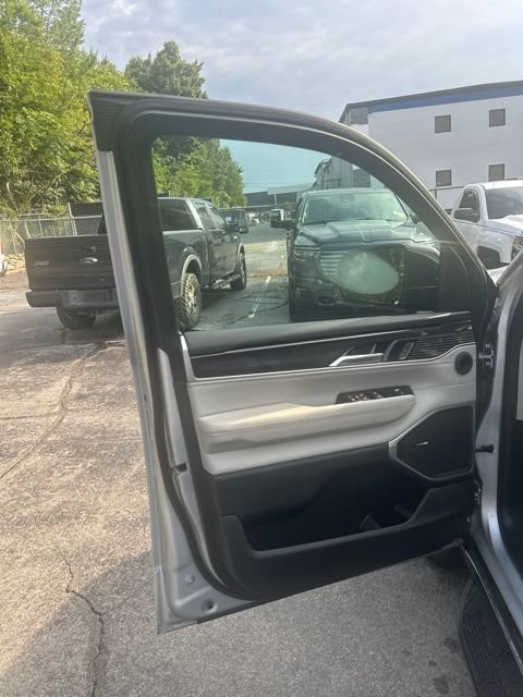 Used 2024 Jeep Wagoneer 4WD w/ Premium Group I image 13