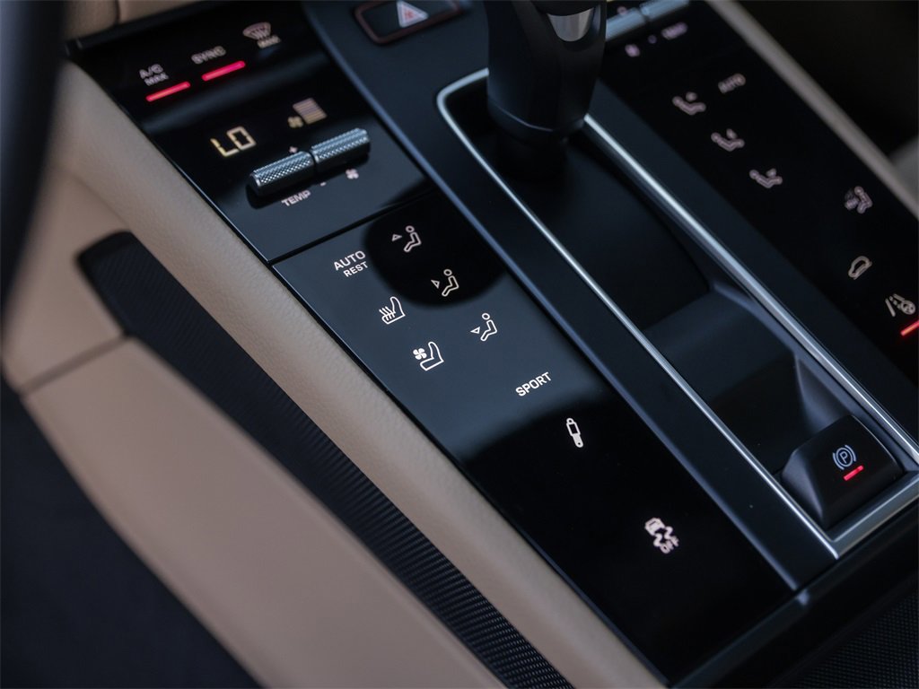 Used 2025 Porsche Macan image 24