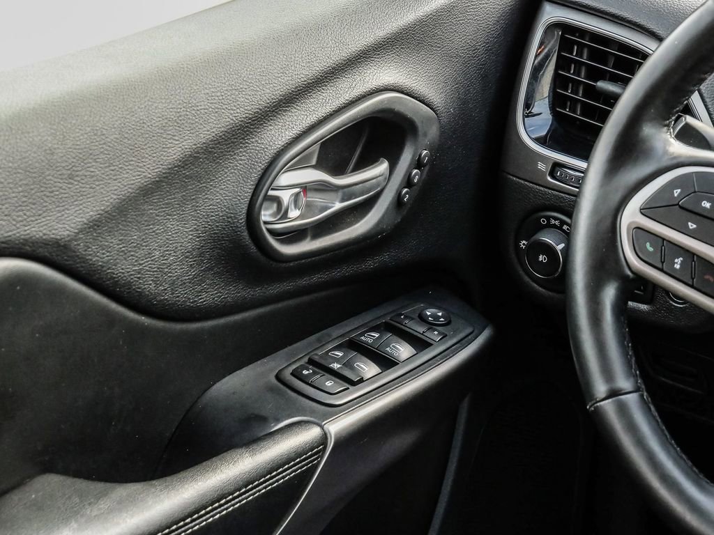 Used 2020 Jeep Cherokee Limited FWD image 30