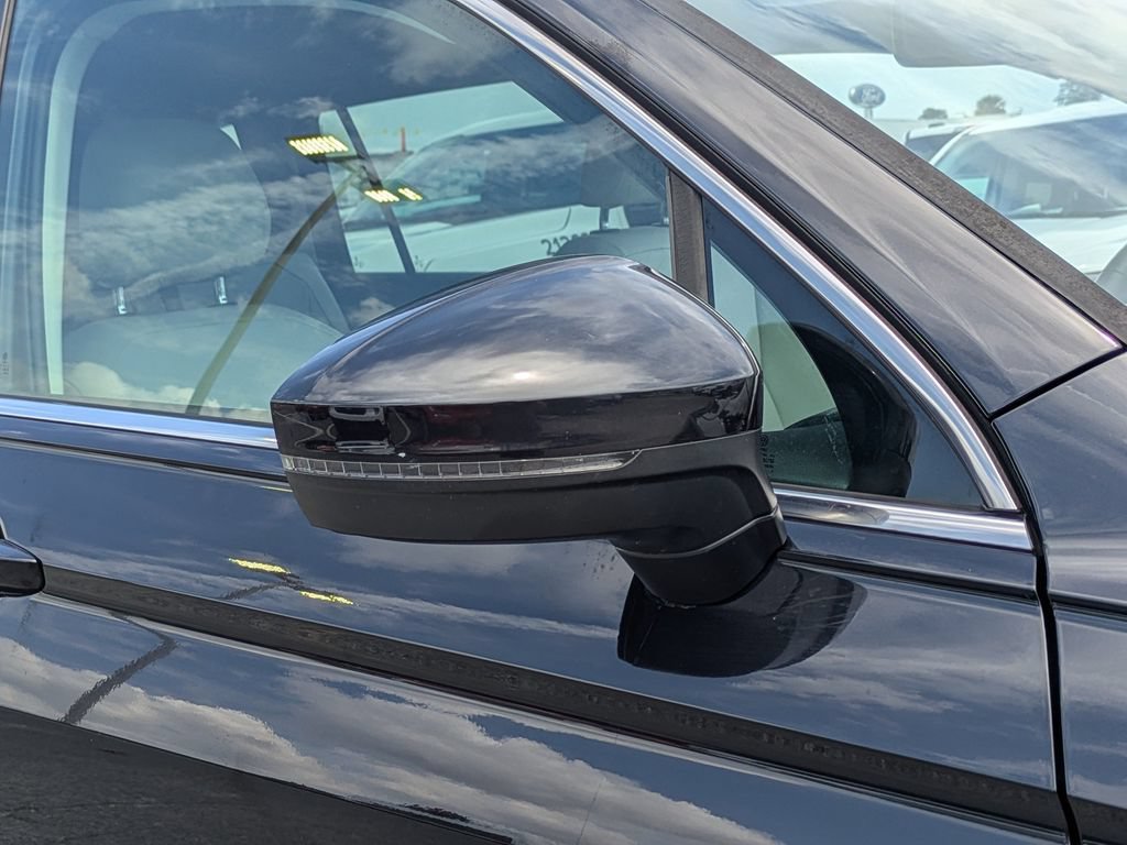 Used 2018 Volkswagen Tiguan SE FWD image 12