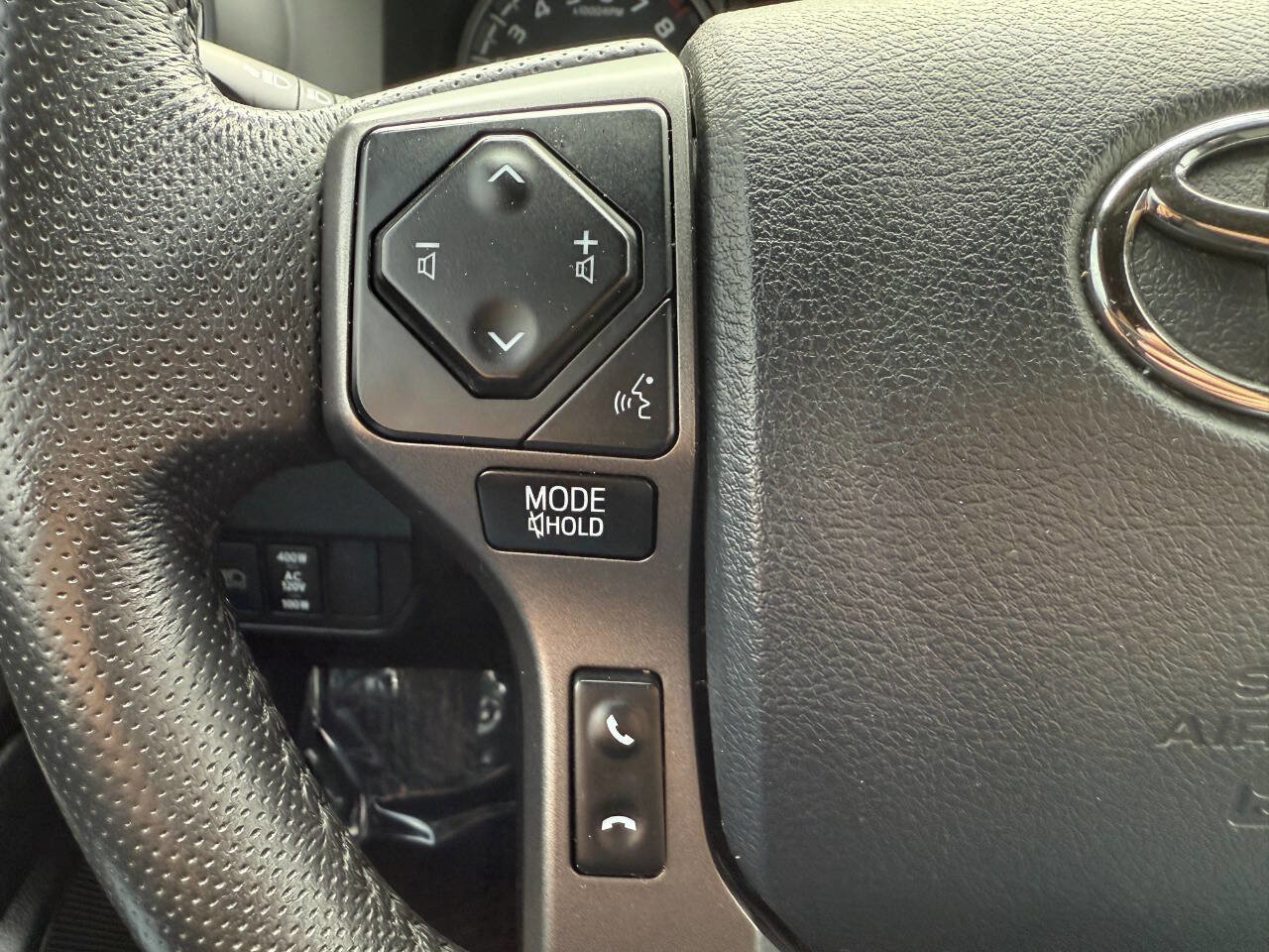 Used 2020 Toyota Tacoma TRD Sport w/ Technology Package image 33