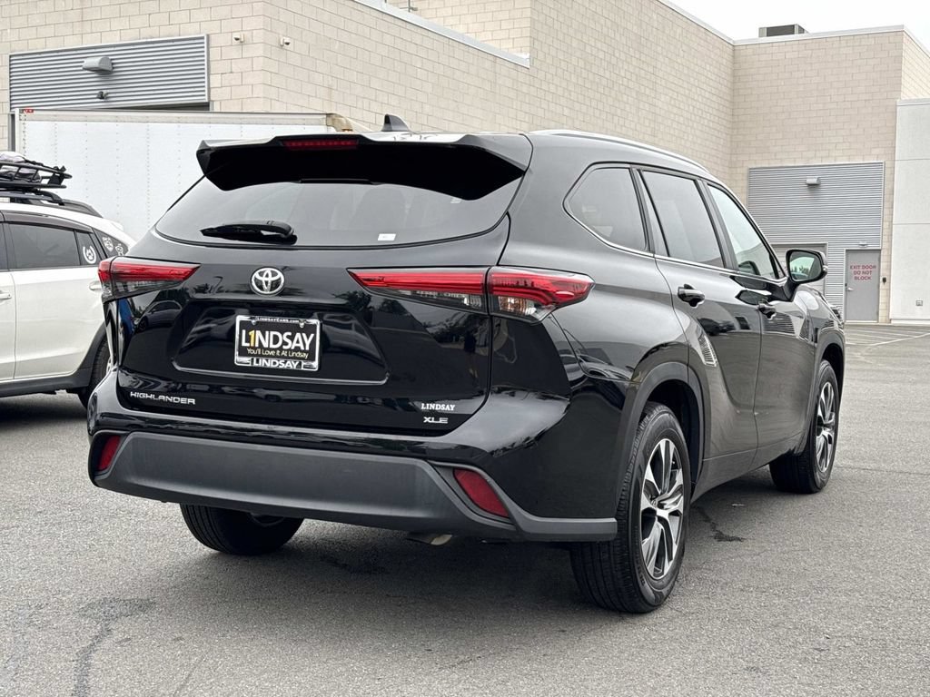 Used 2023 Toyota Highlander XLE FWD image 3