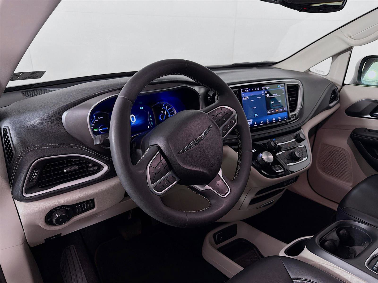 Used 2024 Chrysler Pacifica Select image 9